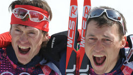23 февраля 2014 года. Сочи. Максим ВЫЛЕГЖАНИН и Александр ЛЕГКОВ после победы в лыжном марафоне на Олимпиаде.