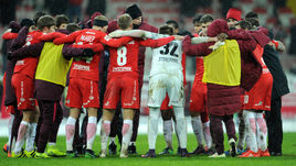 Спартаковцы радуются лидерству в премьер-лиге.