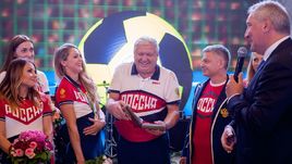 Победа женской сборной России на Олимпийских играх, команды Евгения ТРЕФИЛОВА (в центре), стала венцом работы Дмитрия РОГОЗИНА (справа) и Сергея ШИШКАРЕВА во главе ФГР.