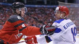 Сегодня. Торонто. Канада - Россия - 3:5. Защитник сборной Канады Филипп МАЙЕРС и нападающий сборной России Павел КАРНАУХОВ.