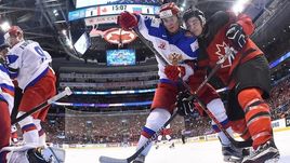 Понедельник. Торонто. Канада - Россия - 5:3. Егор ВОРОНКОВ в борьбе с Жюльеном ГОТЬЕ.