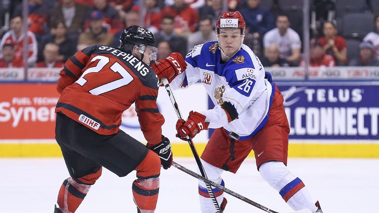 Понедельник. Торонто. Канада - Россия - 5:3. Михаил СЕРГАЧЕВ (№26) и Митчелл СТИВЕНС. Фото AFP Понедельник. Торонто. Канада - Россия - 5:3. Михаил СЕРГАЧЕВ (№26) и Митчелл СТИВЕНС. Фото AFP