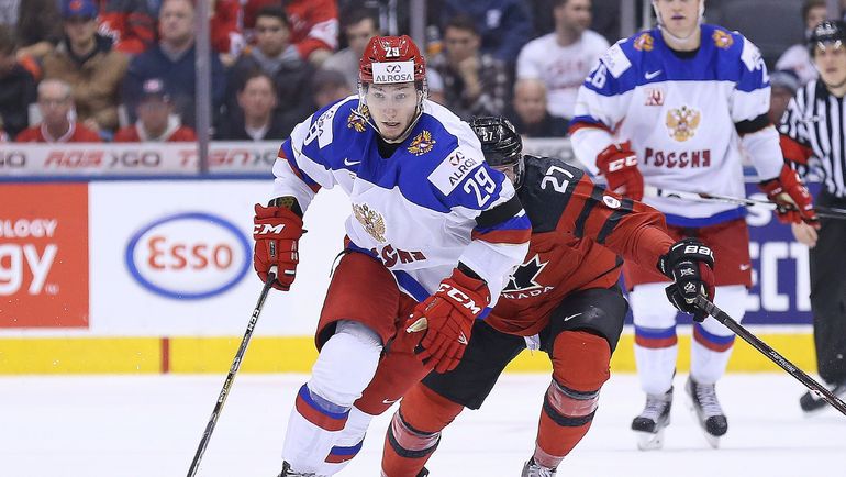 Сегодня. Торонто. Канада - Россия - 5:3. С шайбой Артем ВОЛКОВ. Фото REUTERS Сегодня. Торонто. Канада - Россия - 5:3. С шайбой Артем ВОЛКОВ. Фото REUTERS