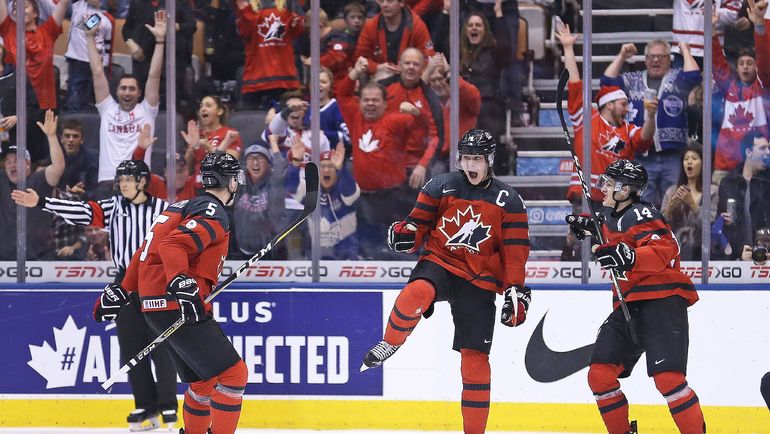 Сегодня. Торонто. Канада - Россия - 5:3. Дилан СТРОУМ с партнерами празднует гол. Фото REUTERS Сегодня. Торонто. Канада - Россия - 5:3. Дилан СТРОУМ с партнерами празднует гол. Фото REUTERS