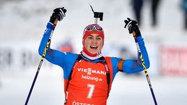 4 декабря. Эстерсунд. Антон БАБИКОВ празднует победу в гонке преследования - свою первую в Кубке мира.