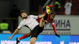 Георгий ДЖИКИЯ (слева, против МАЙКОНА).