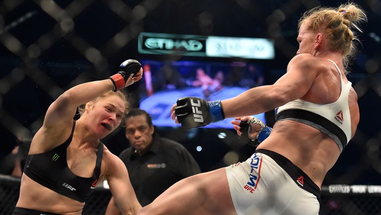 15 ноября 2015 года. Ронда РОУЗИ (слева) проиграла Холли ХОЛМ. Фото AFP 15 ноября 2015 года. Ронда РОУЗИ (слева) проиграла Холли ХОЛМ. Фото AFP