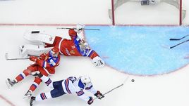 Сегодня. Торонто. Россия - США - 2:3. Илья САМСОНОВ и Данила КВАРТАЛЬНОВ не в силах помешать автору первого гола Клейтону КЕЛЛЕРУ.