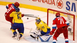 18 сентября. Торонто. Россия - Швеция - 1:2. Александр ОВЕЧКИН (№8) забивает гол в атаке с участием Евгения МАЛКИНА в концовке стартового матча на Кубке мира-2016. Однако засчитан он не будет: рука Овечкина окажется не "рукой Бога".