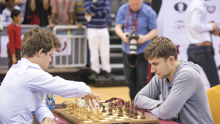 Четверг. Доха. Магнус КАРЛСЕН и Сергей КАРЯКИН. Фото qatarchess2016.com Четверг. Доха. Магнус КАРЛСЕН и Сергей КАРЯКИН. Фото qatarchess2016.com