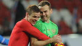 Год сборной закрыл матч с Румынией в Грозном: Игорь АКИНФЕЕВ (справа) и Александр КОКОРИН.