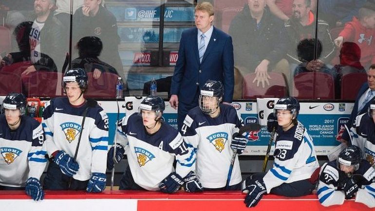 Главный тренер Юкка Раутакорпи (в центре на заднем плане) уже отправлен в отставку. Фото Twitter Главный тренер Юкка Раутакорпи (в центре на заднем плане) уже отправлен в отставку. Фото Twitter