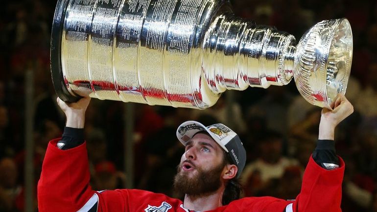 Брэндон СААД с Кубком Стэнли. Фото AFP Брэндон СААД с Кубком Стэнли. Фото AFP