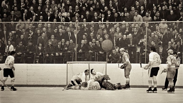 1972 год. Суперсерия СССР - Канада. Во воротах в маске Тони ЭСПОЗИТО, Александр ЯКУШЕВ (№15). Фото Анатолий БОЧИНИН 1972 год. Суперсерия СССР - Канада. Во воротах в маске Тони ЭСПОЗИТО, Александр ЯКУШЕВ (№15). Фото Анатолий БОЧИНИН