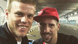 Кокорин с Рибери в Сингапуре,  Витсель на родине Луческу