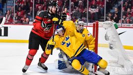 Среда. Монреаль. Швеция - Канада - 2:5. Блэйк СПИРЗ (слева) в борьбе с Габриэлем КАРЛССОНОМ.