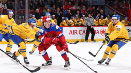 Сегодня. Монреаль. Швеция - Россия - 1:2 ОТ. Кирилл УРАКОВ (в центре) в борьбе со шведскими хоккеистами.