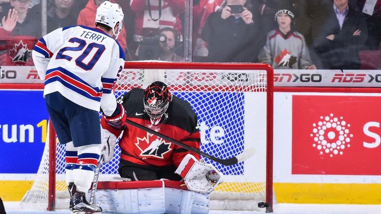 Четверг. Монреаль. США - Канада - 5:4 Б. Трой ТЕРРИ реализует победный буллит. Фото AFP Четверг. Монреаль. США - Канада - 5:4 Б. Трой ТЕРРИ реализует победный буллит. Фото AFP