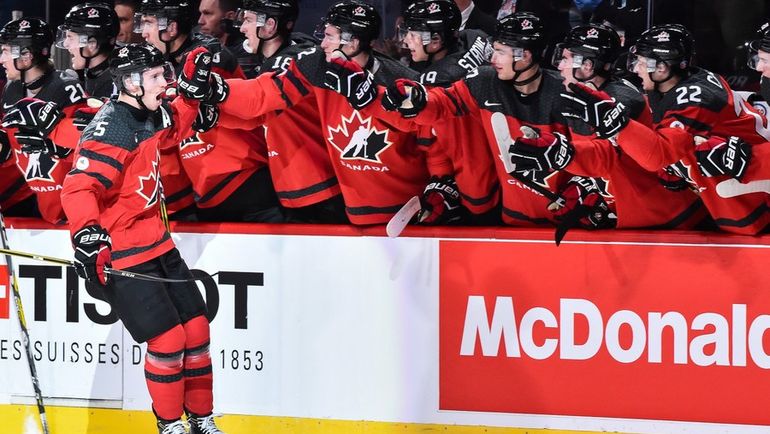 Четверг. Монреаль. США - Канада - 5:4 Б. Тома ШАБО (№5). Фото AFP Четверг. Монреаль. США - Канада - 5:4 Б. Тома ШАБО (№5). Фото AFP