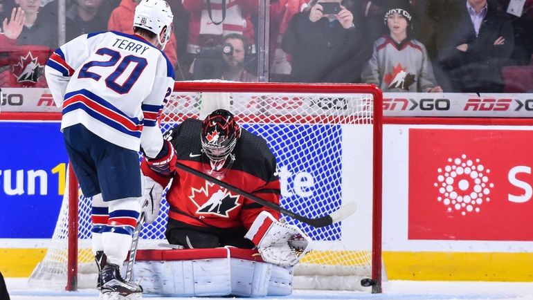 Четверг. Монреаль. США - Канада - 5:4 Б. Трой ТЕРРИ реализует победный буллит. Фото AFP Четверг. Монреаль. США - Канада - 5:4 Б. Трой ТЕРРИ реализует победный буллит. Фото AFP