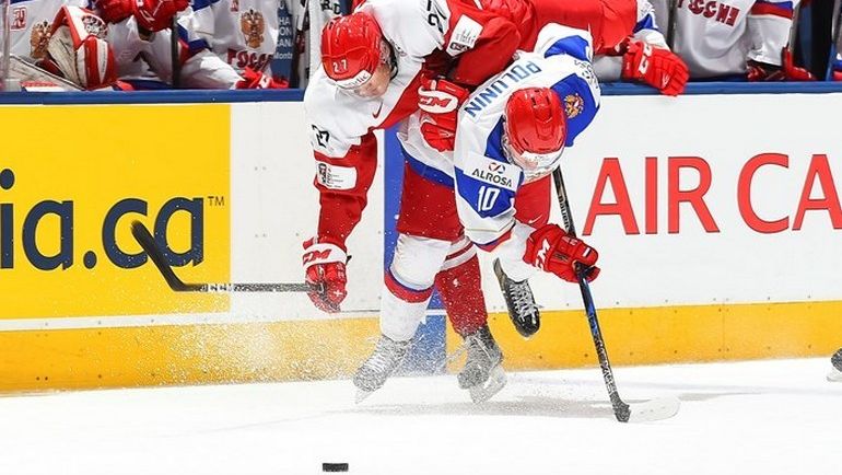 2 января. Торонто. Дания - Россия - 0:4. Силовой прием Александра ПОЛУНИНА (№10) против Александра ТРУ. 2 января. Торонто. Дания - Россия - 0:4. Силовой прием Александра ПОЛУНИНА (№10) против Александра ТРУ.