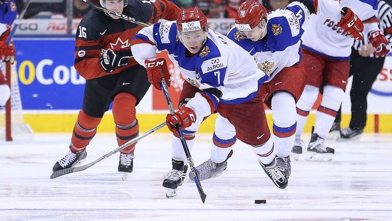 26 декабря. Торонто. Канада - Россия - 5:3. В атаке Кирилл КАПРИЗОВ. Фото AFP 26 декабря. Торонто. Канада - Россия - 5:3. В атаке Кирилл КАПРИЗОВ. Фото AFP