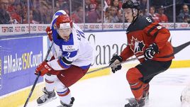 Капитан молодежной сборной России Кирилл КАПРИЗОВ (слева).