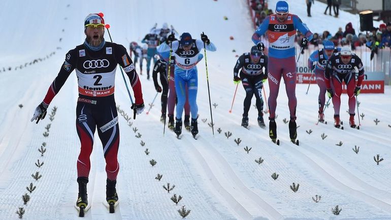Финиш Мартина СУНДБЮ. Вторым линию пересечет Сергей УСТЮГОВ. Фото AFP Финиш Мартина СУНДБЮ. Вторым линию пересечет Сергей УСТЮГОВ. Фото AFP