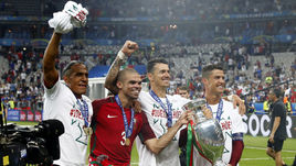 10 июля. Сен-Дени. Бруну АЛВЕШ, ПЕПЕ, Жозе ФОНТИ и КРИШТИАНУ РОНАЛДУ празднуют победу на Euro-2016.