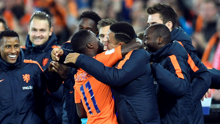 Квинси ПРОМЕС и Мемфис ДЕПАЙ. Фото REUTERS Квинси ПРОМЕС и Мемфис ДЕПАЙ. Фото REUTERS