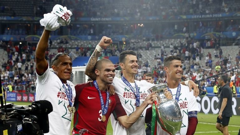 10 июля. Сен-Дени. БРУНУ АЛВЕШ, ПЕПЕ, Жозе ФОНТИ и КРИШТИАНУ РОНАЛДУ празднуют победу на Euro-2016. Фото REUTERS 10 июля. Сен-Дени. БРУНУ АЛВЕШ, ПЕПЕ, Жозе ФОНТИ и КРИШТИАНУ РОНАЛДУ празднуют победу на Euro-2016. Фото REUTERS