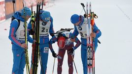 Сегодня. Рупольдинг. Алексей ВОЛКОВ (слева), Антон ШИПУЛИН (второй слева) и Матвей ЕЛИСЕЕВ (справа) поддерживают Антона БИБИКОВА.