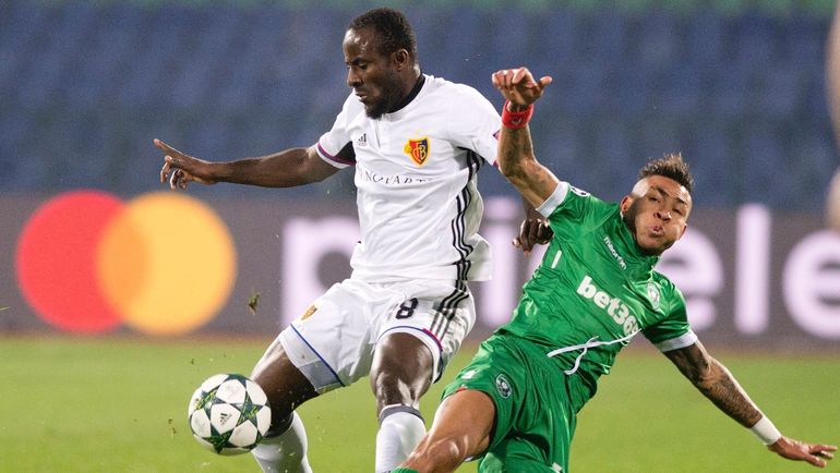 Экс-армеец Сейду ДУМБЬЯ (слева) не был вызван в сборную на этот Кубок Африки. Фото AFP Экс-армеец Сейду ДУМБЬЯ (слева) не был вызван в сборную на этот Кубок Африки. Фото AFP