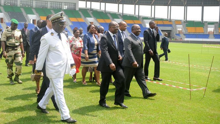 9 января. Оем. Али БОНГО (второй справа) принимает один из четырех стадионов Кубка Африки-2017.