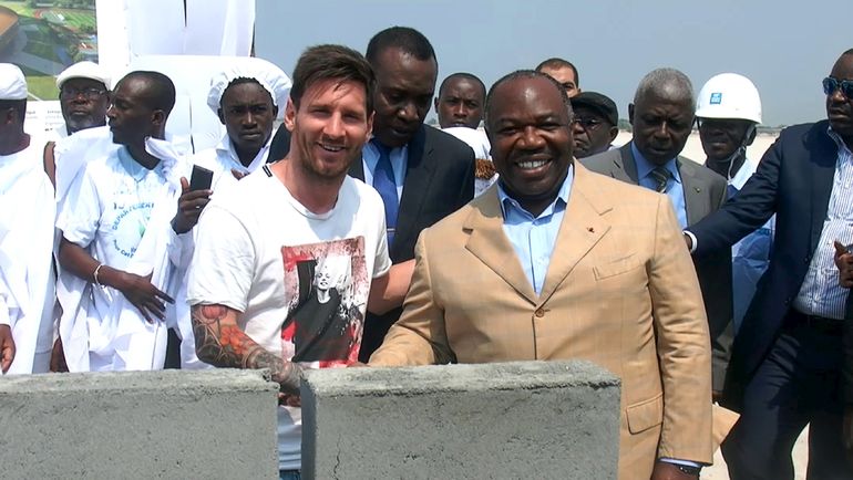 18 июля 2015 года. Порт-Жантиле. Лионель МЕССИ и Али БОНГО.