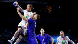 Сегодня. Нант. Россия - Норвегия - 24:28. Сергей ГОРБОК пытается остановить атаку Сандера САГОСЕНА.