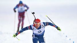 Сегодня. Рупольдинг. Михал КРЧМАРЖ опережает Антона ШИПУЛИНА на финишной прямой.