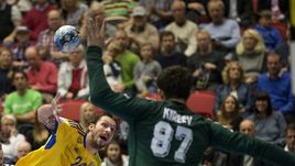 Фредерик ПЕТЕРСОН атакует ворота Виктора КИРЕЕВА.