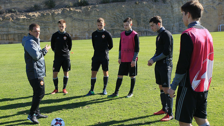 Виктор ГОНЧАРЕНКО раздает задания своим футболистам. Фото Валентин КОБЫЩА, ПФК ЦСКА Виктор ГОНЧАРЕНКО раздает задания своим футболистам. Фото Валентин КОБЫЩА, ПФК ЦСКА