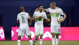 Воскресенье. Франсвиль. Алжир - Зимбабве - 2:2. 82-я минута. Партнеры поздравляют со вторым голом Рийяда МАХРЕЗА (в центре).