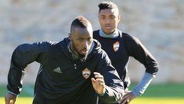 Вчера. Кампоамор. Ласина ТРАОРЕ (слева) и ВИТИНЬЮ на тренировке ЦСКА.