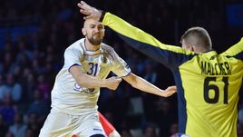 Понедельник. Нант. Польша – Россия –20:24. В атаке россиянин Тимур ДИБИРОВ (слева).