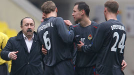 Валерий ГАЗЗАЕВ, Алексей (№6) и Василий (№24) БЕРЕЗУЦКИЕ с Сергеем ИГНАШЕВИЧЕМ.