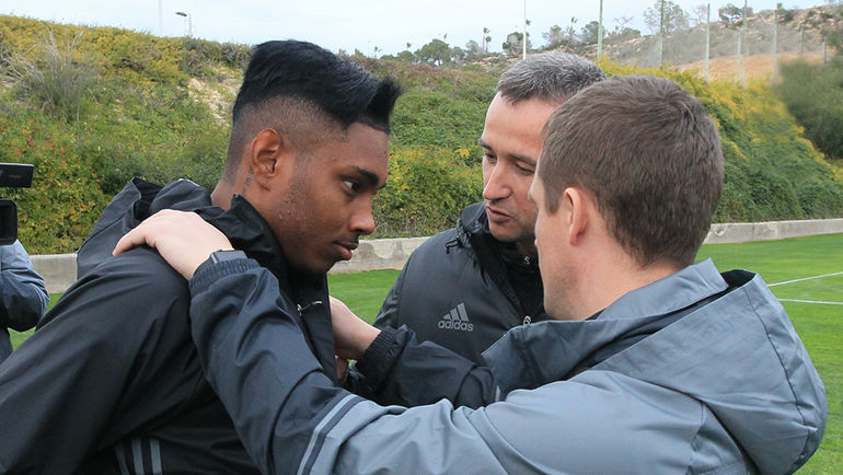 ВИТИНЬЮ, переводчик Максим ГОЛОВЛЕВ и Виктор ГОНЧАРЕНКО. Фото Валентин КОБЫЩА, ПФК ЦСКА ВИТИНЬЮ, переводчик Максим ГОЛОВЛЕВ и Виктор ГОНЧАРЕНКО. Фото Валентин КОБЫЩА, ПФК ЦСКА