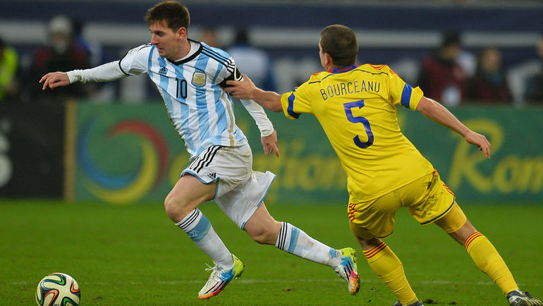 5 марта 2014 года. Бухарест. Румыния - Аргентина - 0:0. Александру БУРЧАНУ (№5) и Лионель МЕССИ. Фото AFP 5 марта 2014 года. Бухарест. Румыния - Аргентина - 0:0. Александру БУРЧАНУ (№5) и Лионель МЕССИ. Фото AFP