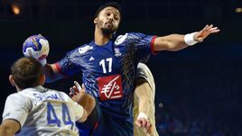 Вторник. Нант. Россия - Франция - 24:35. Тимоти НГЕССАН атакует ворота россиян.