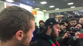 Сегодня. Шереметьево. Так встречают освобожденных из французской тюрьмы российских фанатов.