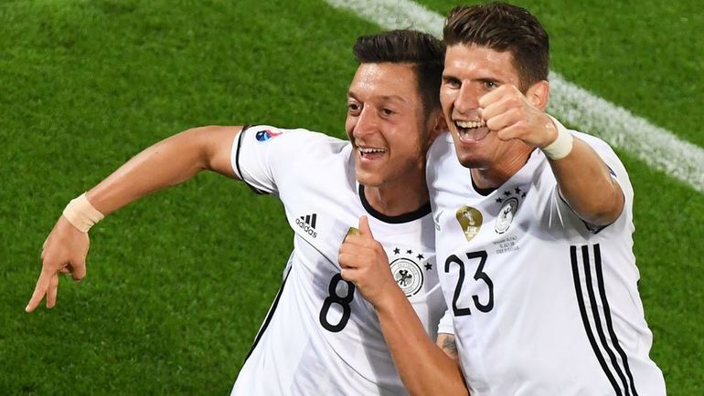 Месут ЕЗИЛ и Марио ГОМЕС на Euro-2016. Фото AFP Месут ЕЗИЛ и Марио ГОМЕС на Euro-2016. Фото AFP