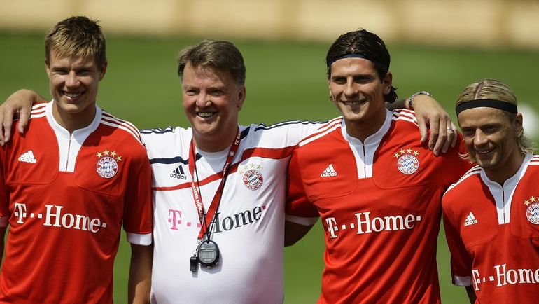 Холгер БАШТУБЕР, Луи ван ГАЛ, Марио ГОМЕС и Анатолий ТИМОЩУК. Фото REUTERS Холгер БАШТУБЕР, Луи ван ГАЛ, Марио ГОМЕС и Анатолий ТИМОЩУК. Фото REUTERS