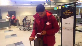 Луиз Адриану под опекой Фернанду. "Спартак" улетел на сбор